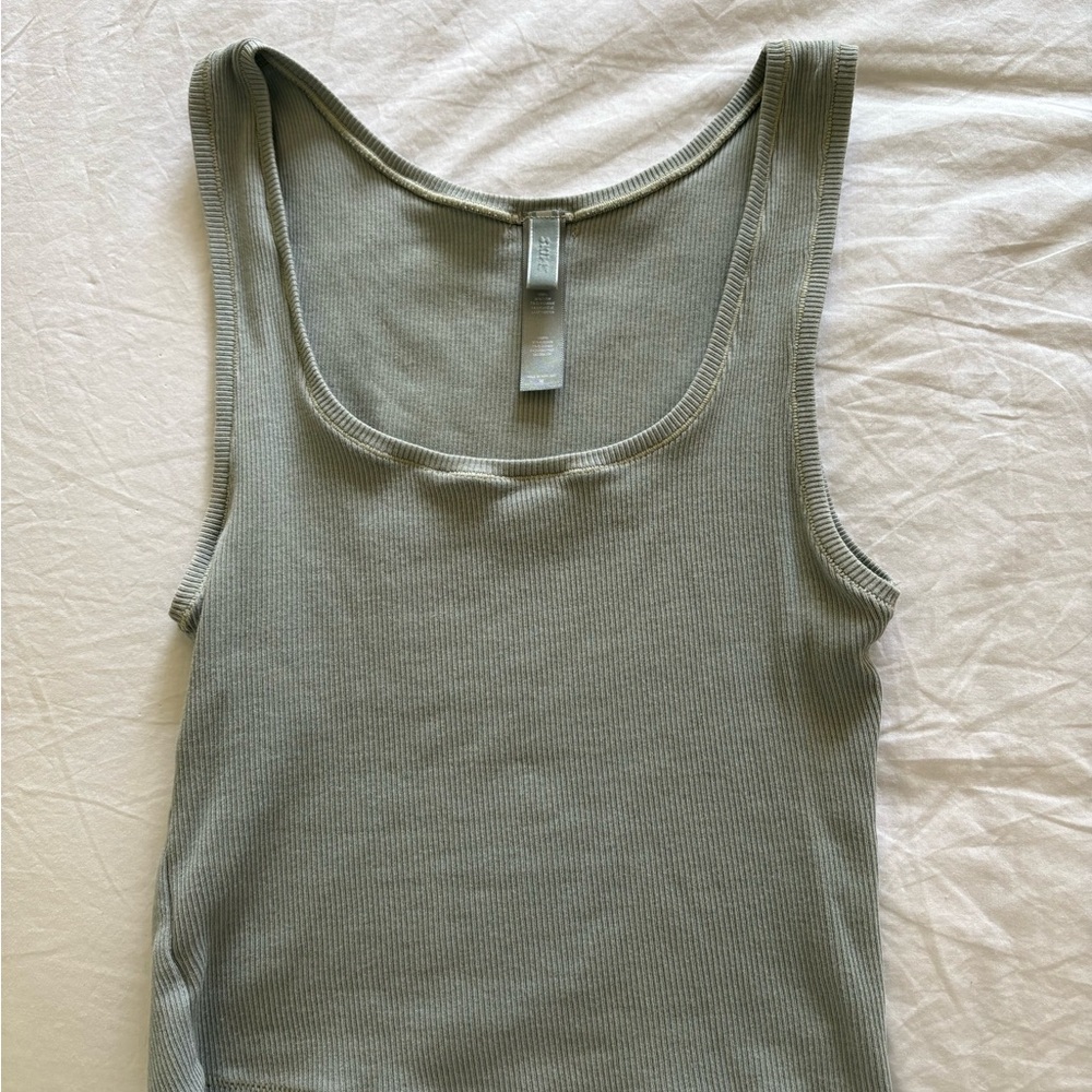 Bundle of 3 SKIMS Tank Tops - Picture 4 of 6